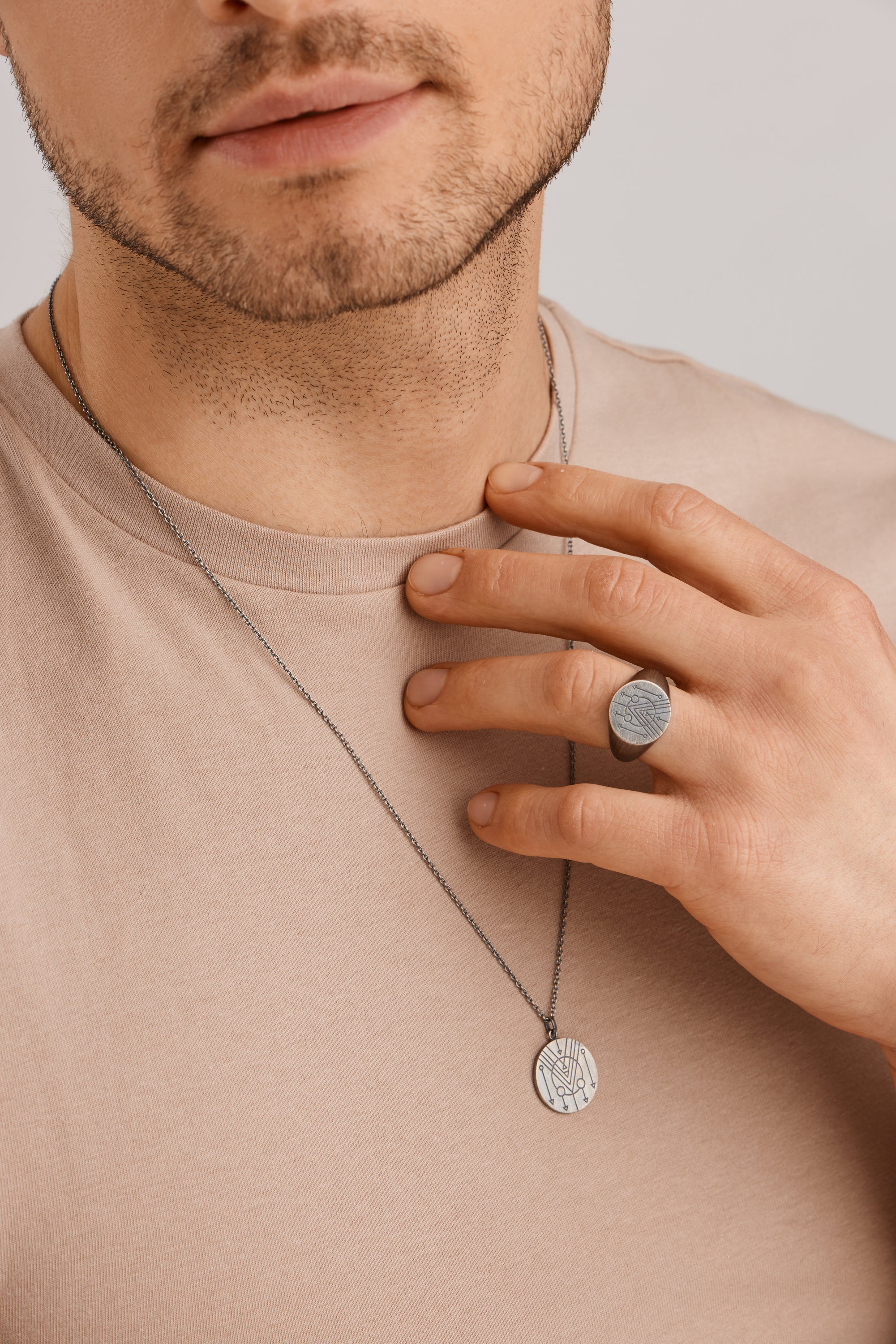 Anhänger mit Kette 925/- Silber matt rund oxidiert Tattoo Motiv